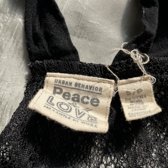 ❤️🔥2/$13❤️🔥 Sheer black lace button-up tank top vest - Picture 5 of 11